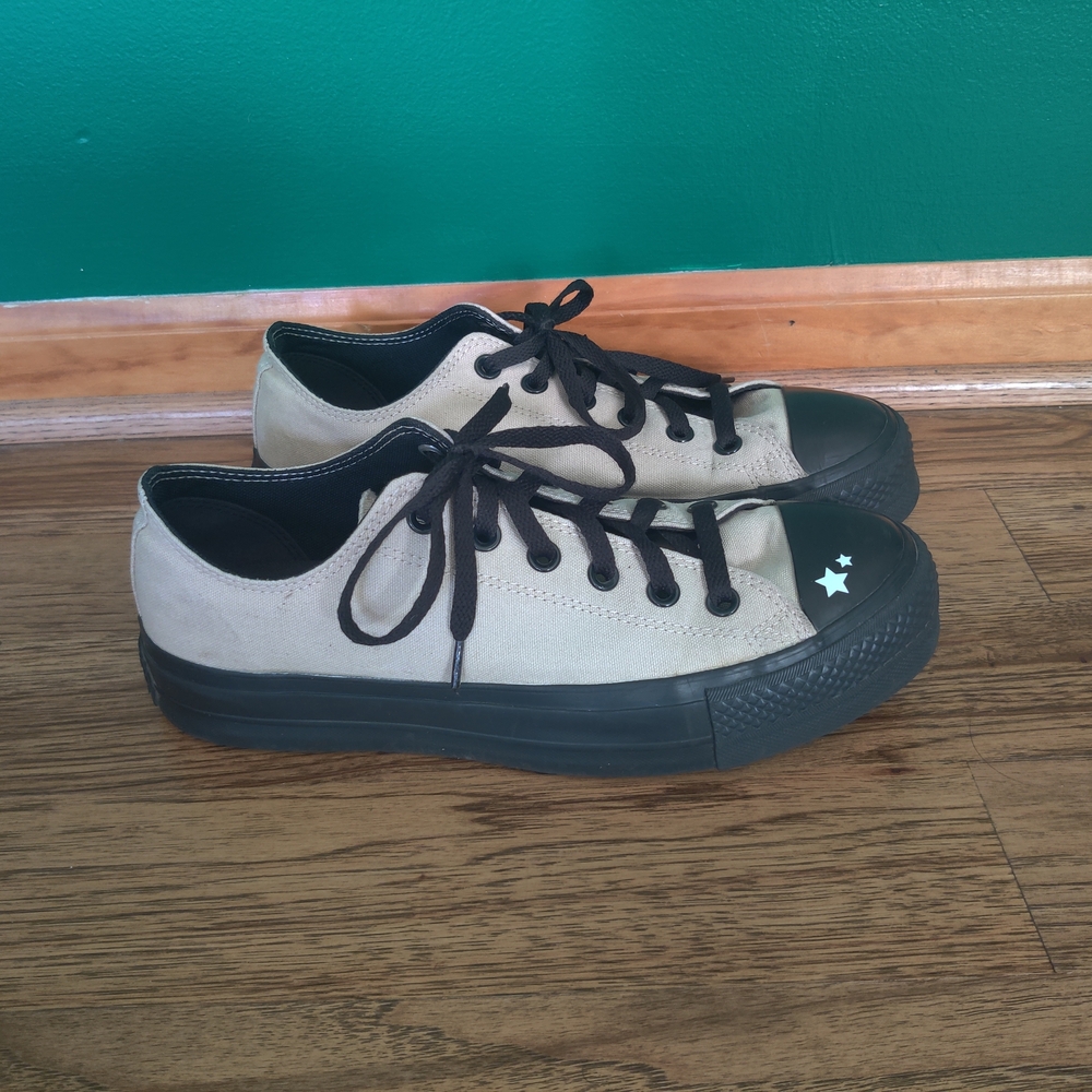 Converse Size 9.5/10 - Picture 2 of 8